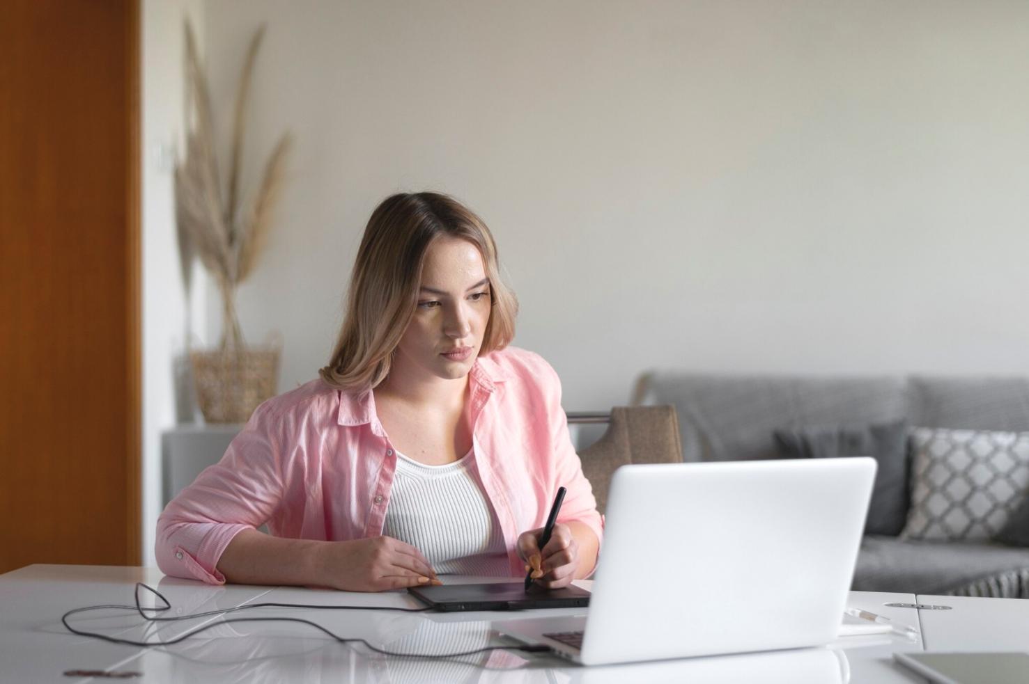 Personas aprendiendo finanzas en un entorno colaborativo